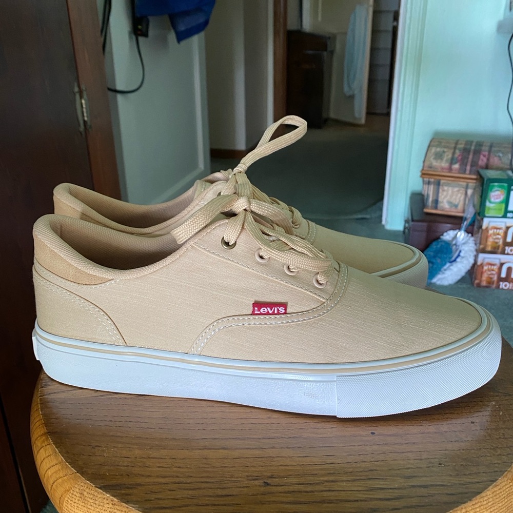 Mens 9.5 Levi’s casual sneaker
